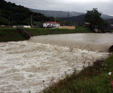 Grad Buzet - Mirna raste, vatrogasci u stanju pripravnosti