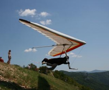 Grad Buzet - S Ćićarije i Učke zmajari poletjeli među oblake